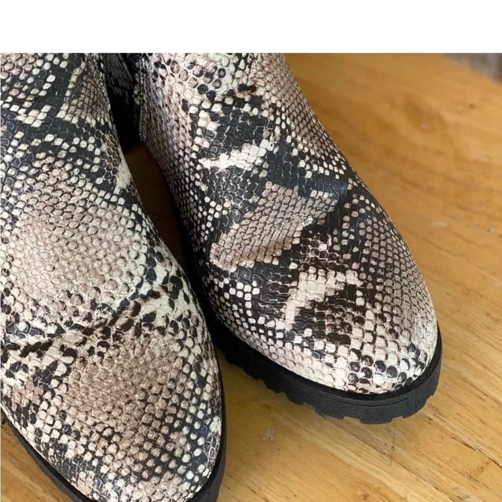 Qupid Black & Tan Faux Snakeskin Sock Ankle Chunky Blick Heel Boots Size 7